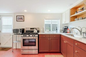 Fridge, microwave, oven, stovetop - Cozy Private Urban Oasis - The Ballard Bungalow! (Seattle)