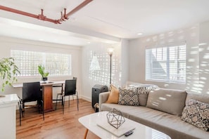 TV, offices - Cozy Private Urban Oasis - The Ballard Bungalow! (Seattle)