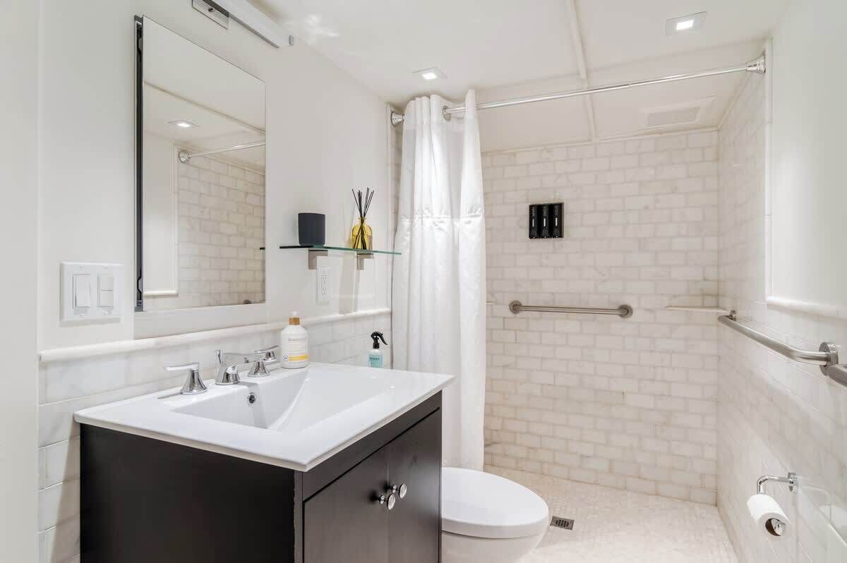Shower, hair dryer, towels, shampoo