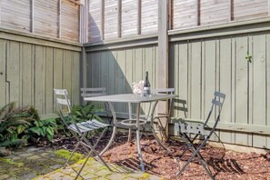 Outdoor dining - Cozy Private Urban Oasis - The Ballard Bungalow! (Seattle)