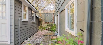Cozy Private Urban Oasis: The Ballard Bungalow!