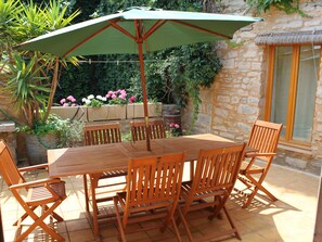 Outdoor dining - Typical stone house, in a small cobbled street, behind the chateau of Cesseras.. (Cesseras)
