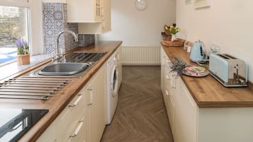 Cottage | Private kitchen | Fridge, electric kettle, toaster, cookware/dishes/utensils