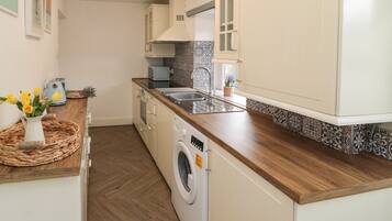 Cottage | Private kitchen | Fridge, electric kettle, toaster, cookware/dishes/utensils