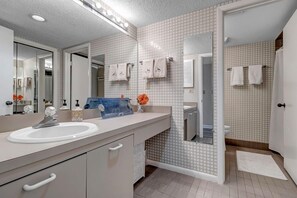 Combined shower/tub, hair dryer, towels - Summer Place Bliss condo near beach w/ pvt patio (Ponte Vedra Beach)