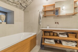 Suihku, hiustenkuivaaja, bidee, pyyhkeet