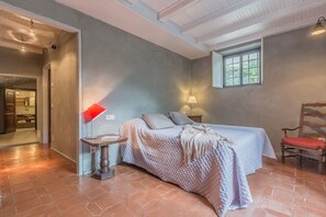 2 makuuhuonetta, silitysrauta/-lauta, ilmainen Wi-Fi, vuodevaatteet