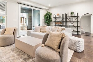 Televisión, chimenea y oficina 