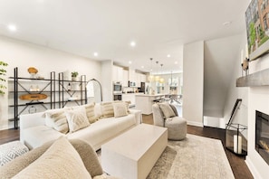 TV, caminetto, studio