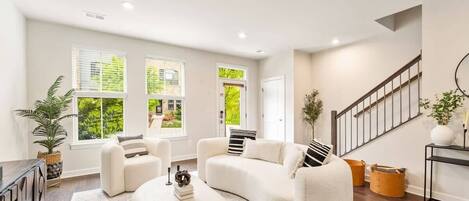 Télévision, cheminée, espaces bureaux