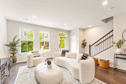 Ashburn 4-BR Homestay / Close to Dulles & METRO