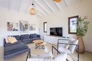 TV, offices - Sandcastles & Sunshine at Blue Bay Resort (Sint Michiel)