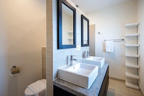 Dusj, hårføner og håndklær