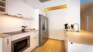 Réfrigérateur, four, plaque de cuisson, lave-vaisselle