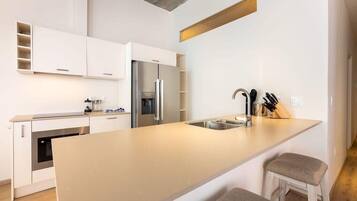 Fridge, oven, stovetop, dishwasher