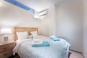 10 bedrooms, iron/ironing board, WiFi, bed sheets - Willemstad's Hidden Jewel: Townhome in the Essence of Punda (Willemstad)