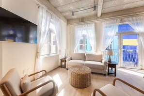 TV, offices - Willemstad's Hidden Jewel: Townhome in the Essence of Punda (Willemstad)