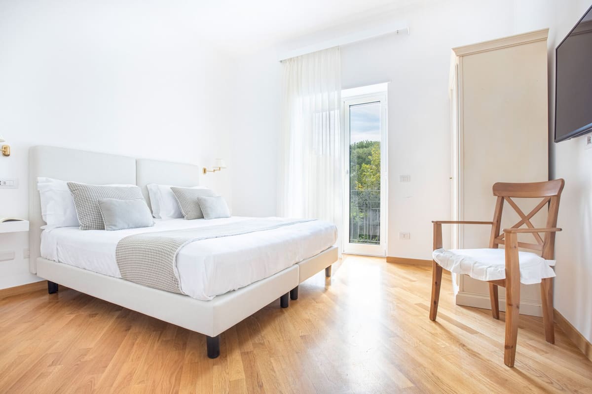 Leilighet – deluxe | Safe på rommet, skrivebord, strykejern/-brett og wi-fi (inkludert)