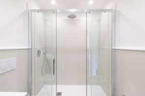 Apartamento ejecutivo | Baño | Ducha y bañera combinadas, secador de pelo, bidé y toallas