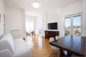 Leilighet – deluxe | Oppholdsområde | Flatskjerm-TV