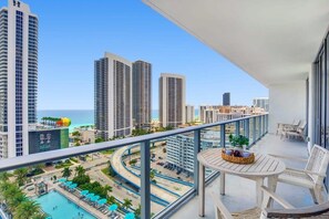 Outdoor dining - Oceanfront Oasis: Luxury, Sunrise Views, Resort (Hollywood)