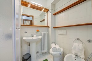 Family Apartment, Multiple Bedrooms (Leonardo House Garden Stresa Center) | Bathroom | Shower, hair dryer, bidet, towels - Leonardo House Garden Stresa Center (Stresa)