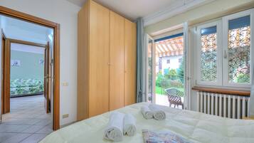 2 bedrooms, iron/ironing board, bed sheets