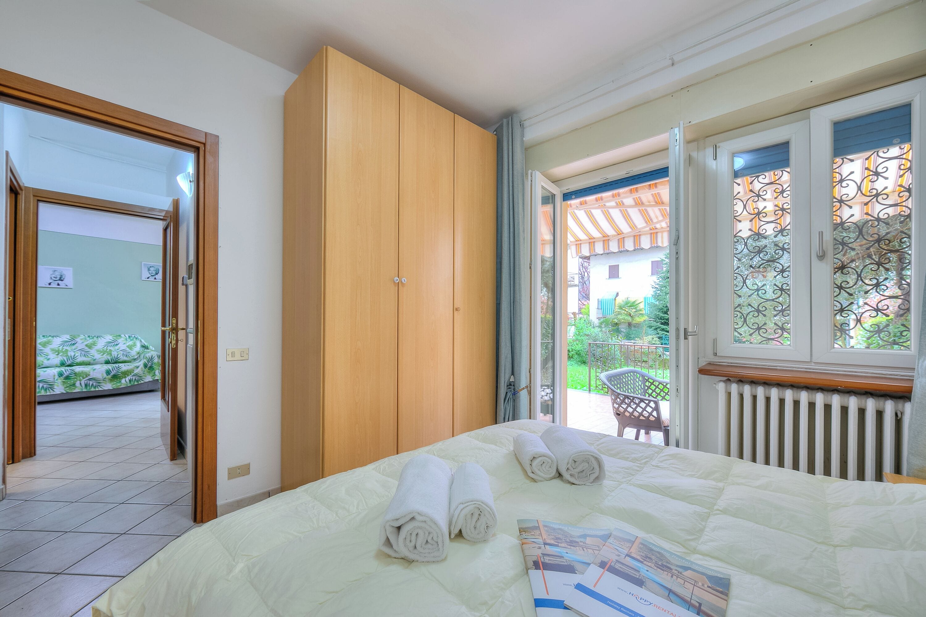 2 kamar tidur, setrika/meja setrika, dan seprai linen