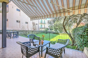 Familienapartment, Mehrere Schlafzimmer (Leonardo House Garden Stresa Center) | Speisen im Freien