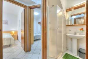Family Apartment, Multiple Bedrooms (Leonardo House Garden Stresa Center) | Bathroom