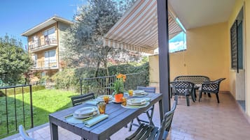 Family Apartment, Multiple Bedrooms (Leonardo House Garden Stresa Center) | Outdoor dining