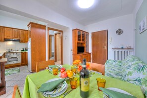 Familienapartment, Mehrere Schlafzimmer (Leonardo House Garden Stresa Center) | Esszimmer