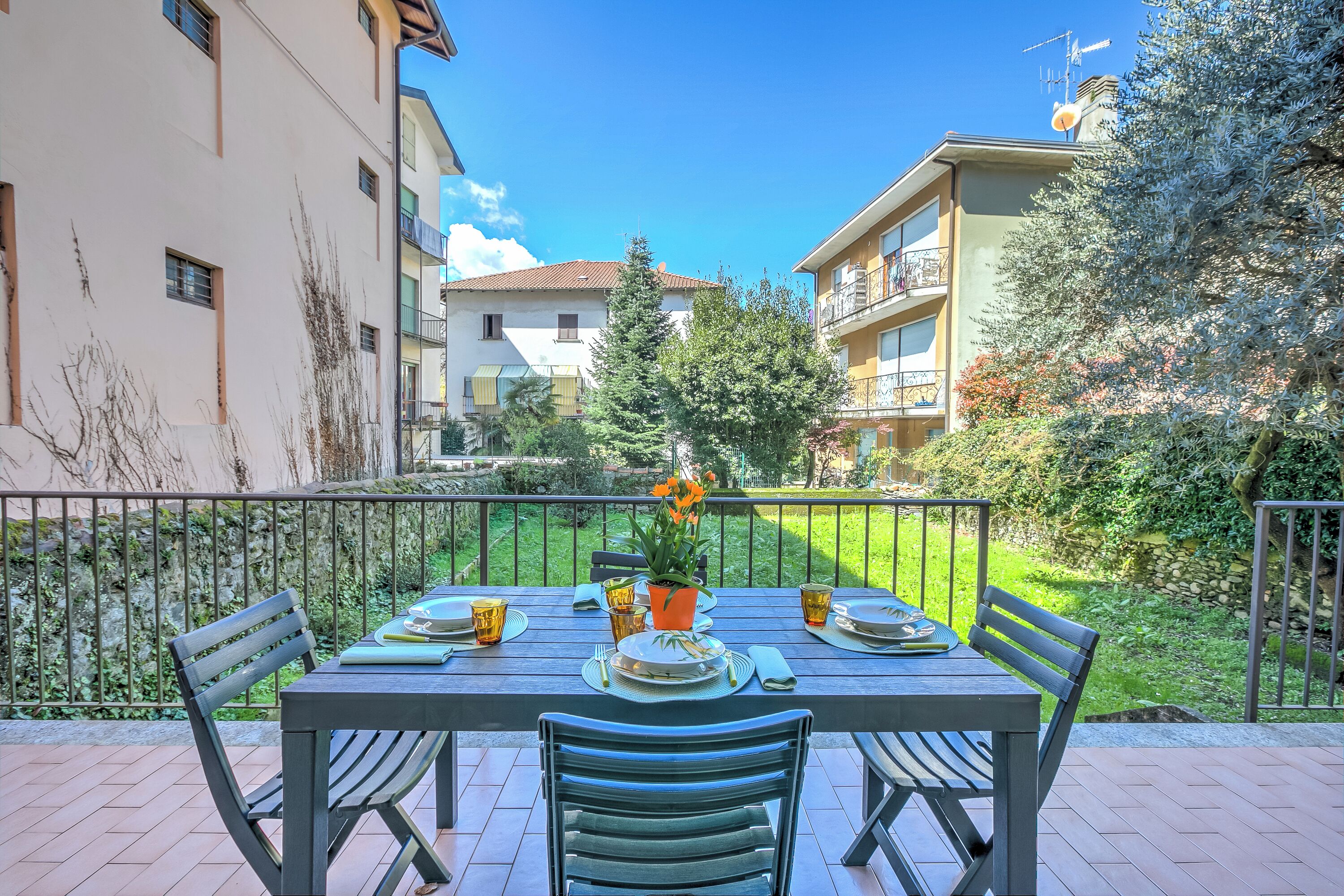 Departamento familiar, varias habitaciones (Leonardo House Garden Stresa Center) | Restaurante al aire libre