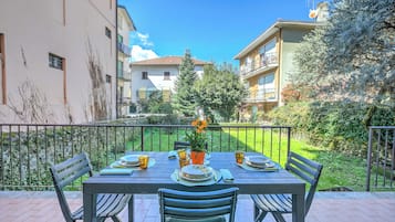 Family Apartment, Multiple Bedrooms (Leonardo House Garden Stresa Center) | Outdoor dining
