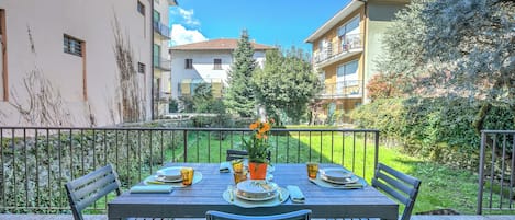 Departamento familiar, varias habitaciones (Leonardo House Garden Stresa Center) | Restaurante al aire libre