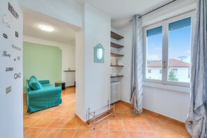 Familieleilighet, 2 soverom (Riccardo House Stresa 1 min from Lake) | Oppholdsområde | En 21-tommers Flatskjerm-TV med digitale kanaler