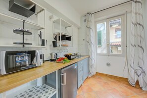 Family Apartment, Multiple Bedrooms (Riccardo House Stresa 1 min from Lake) | Private kitchen | Fridge, microwave, stovetop, espresso maker - Riccardo House Stresa 1 min From Lake (Stresa)