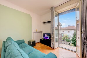 Departamento familiar, 2 habitaciones (Riccardo House Stresa 1 min from Lake) | Área de sala de estar | Televisión de pantalla plana de 21 pulgadas con canales digitales