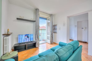 家庭公寓, 多间卧室 (Riccardo House Stresa 1 min from Lake) | 起居区 | 21-英寸纯平电视（配备数码频道）