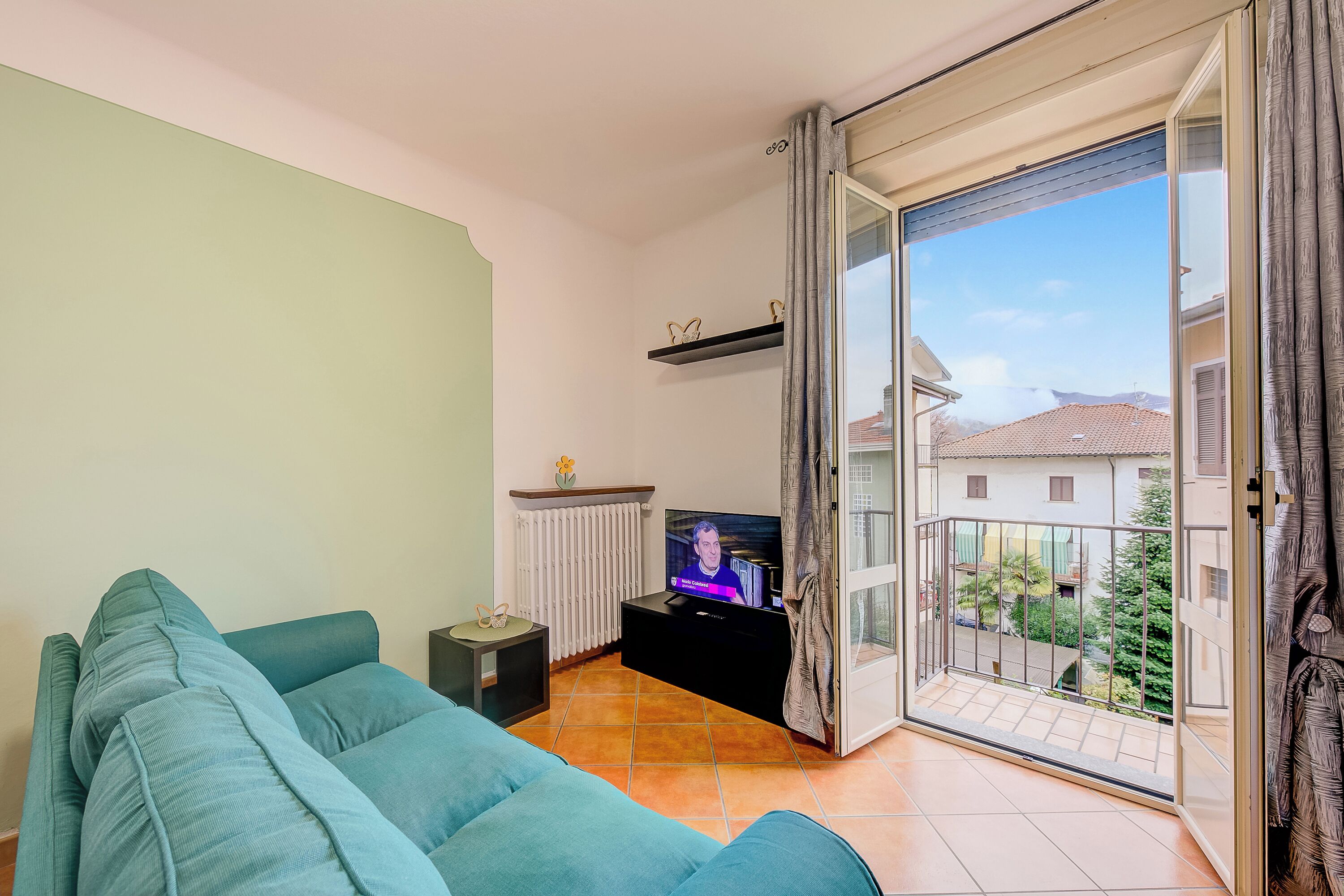 Televisi layar datar 21-inci dengan saluran TV digital