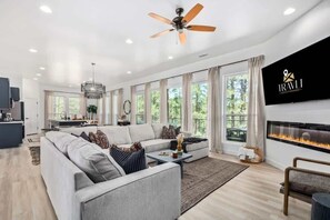 Fernseher, Kamin, Bücher, Arbeitsbereiche