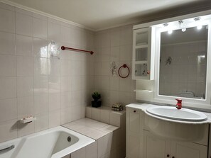 Apartment, Mehrere Betten | Badezimmer | Duschwanne, Komfortbadewanne, Handtücher