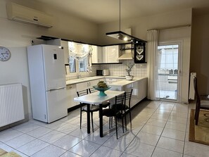 Apartamento, várias camas | Cozinha privada | Geladeira, micro-ondas, fogão, cooktop