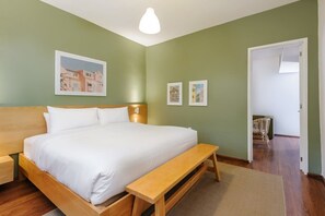 1 habitación, tabla de planchar con plancha, cuna de viaje y wifi 