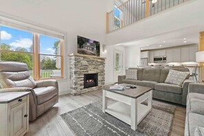 TV, caminetto, studio