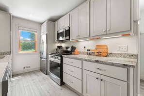 Frigorifero, microonde, forno, piano cottura