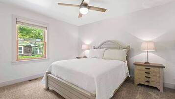 2 bedrooms, desk, iron/ironing board, WiFi