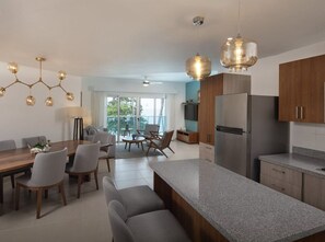 Luksus-suite | Opholdsområde | 55-tommers fladskærms-tv med satellitkanaler, tv