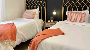 3 chambres, bureau, fer et planche Ă repasser, lit parapluie