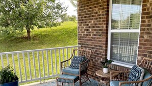 A covered porch with wicker furniture and a blue patterned rug. - Stylish Richmond Home. Near EKU and Downtown (Richmond)